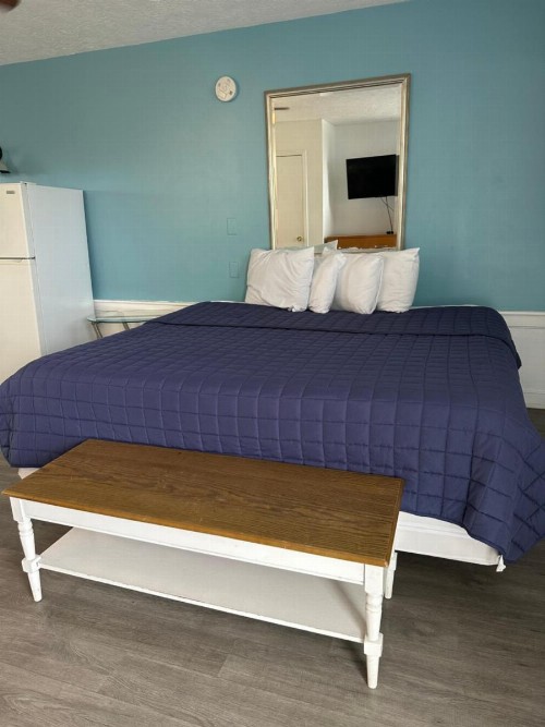Nautical Motel - image 9