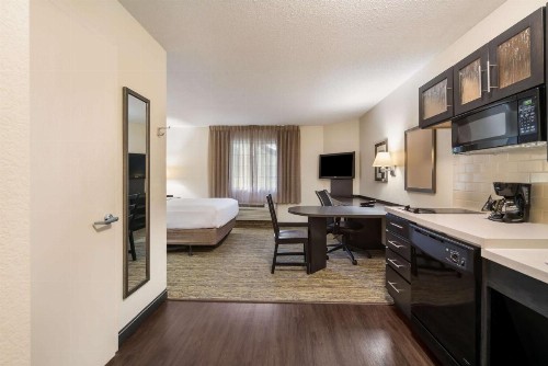 Sonesta Simply Suites Hampton - image 5