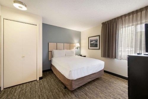 Sonesta Simply Suites Hampton - image 9
