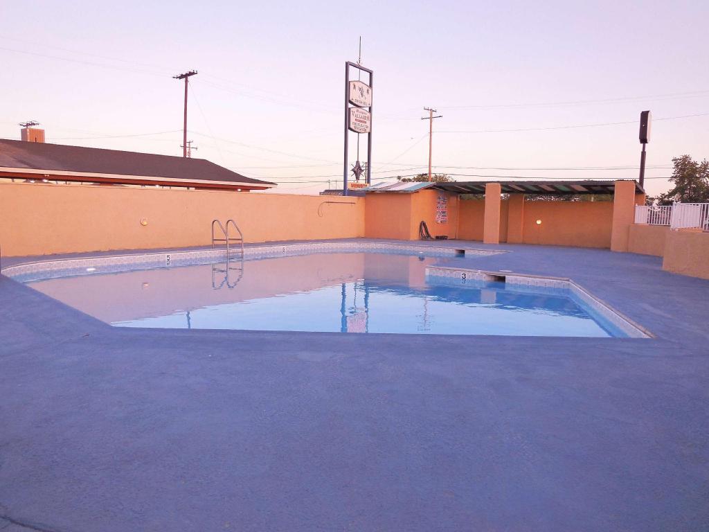 Americas Best Value Inn Hanford - image 4
