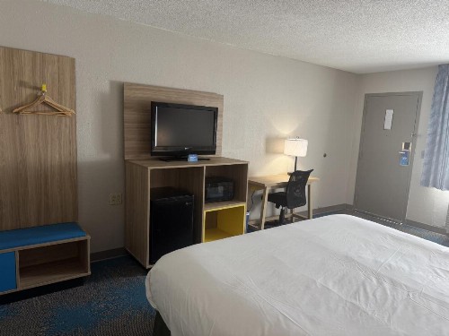 Days Inn by Wyndham Hannibal - image 17