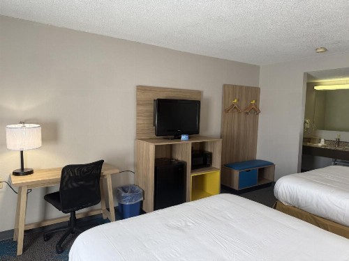 Days Inn by Wyndham Hannibal - image 19