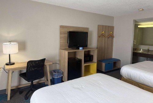 Days Inn by Wyndham Hannibal - image 6