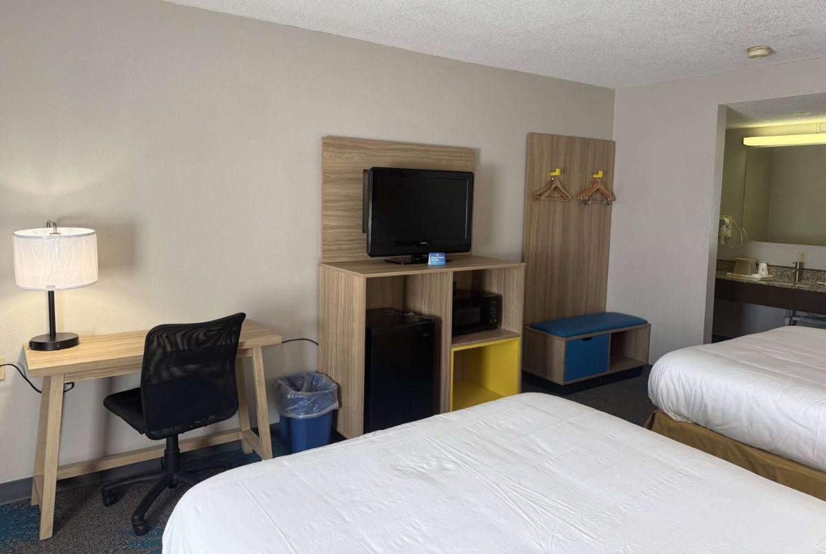 Days Inn by Wyndham Hannibal - image 6