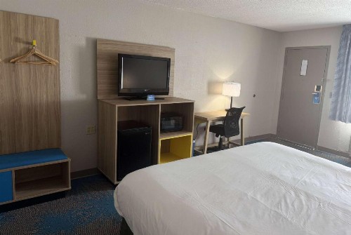 Days Inn by Wyndham Hannibal - image 7