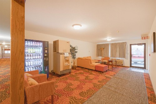 Harlan Inn and Suites - image 9