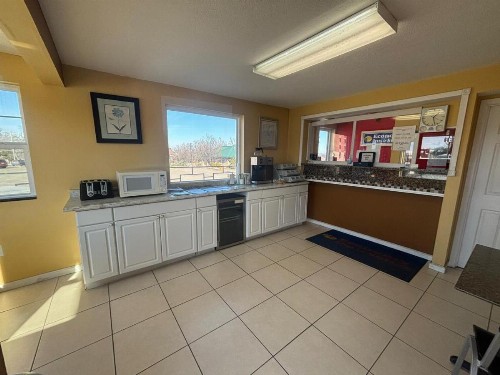 ECONOMY INN & SUITES - image 4