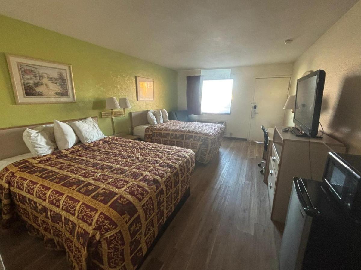 ECONOMY INN & SUITES - image 5