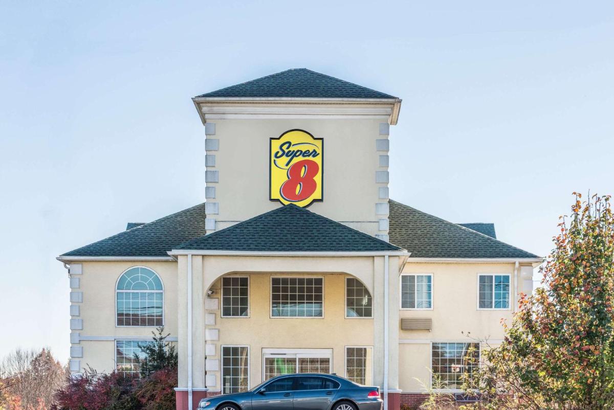 Super 8 by Wyndham Harrisburg Hershey North - image 2