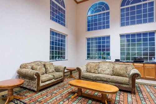 Super 8 by Wyndham Harrisburg Hershey North - image 3