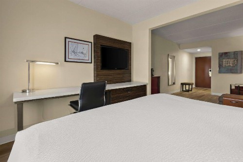 Ramada by Wyndham Harrisburg/Hershey Area - image 3