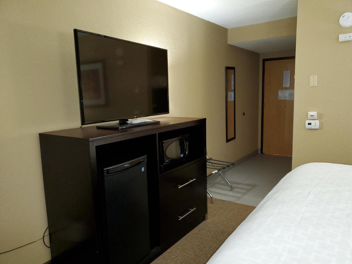 Best Western Harrisburg North Hotel - image 2
