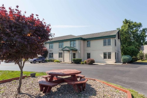 Super 8 by Wyndham Harrisburg Hershey West - image 3