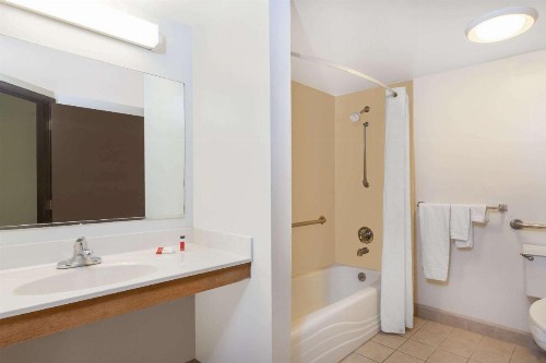 Super 8 by Wyndham Harrisburg Hershey West - image 6