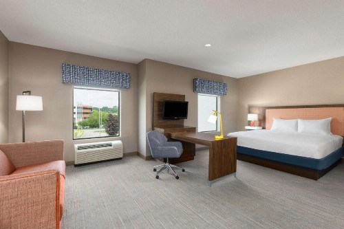 Hampton Inn & Suites Harrisburg - image 11
