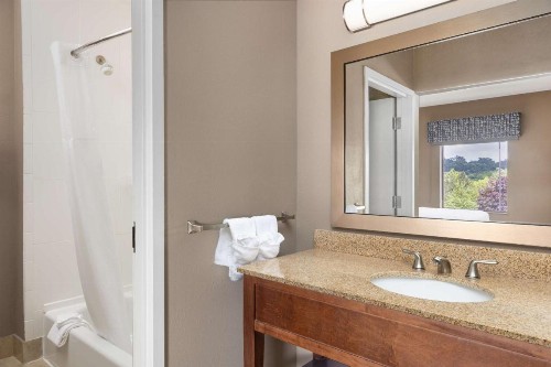 Hampton Inn & Suites Harrisburg - image 19