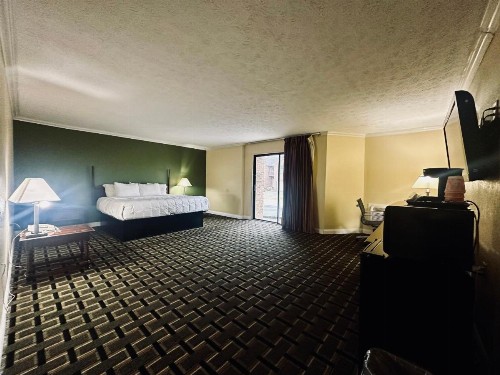Quality Inn - image 10