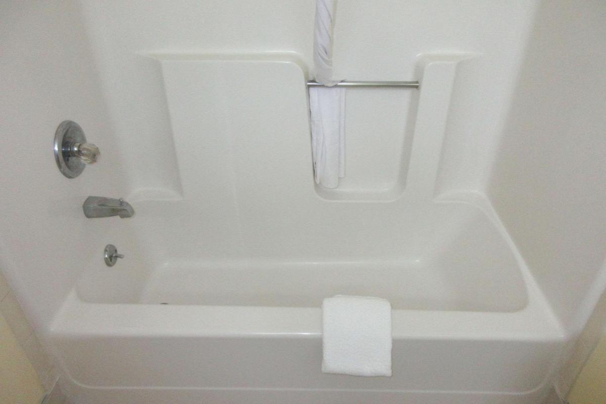 Quality Inn - image 7