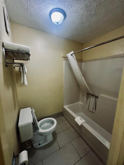 Quality Inn - image 8