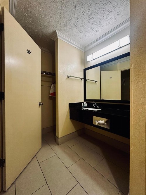 Quality Inn - image 9