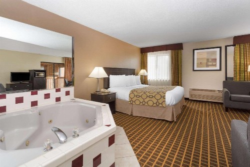 Baymont by Wyndham Harvard - image 10