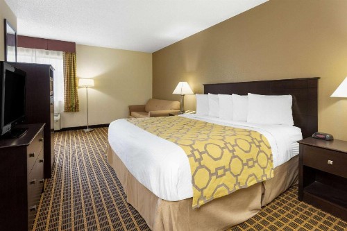 Baymont by Wyndham Harvard - image 2