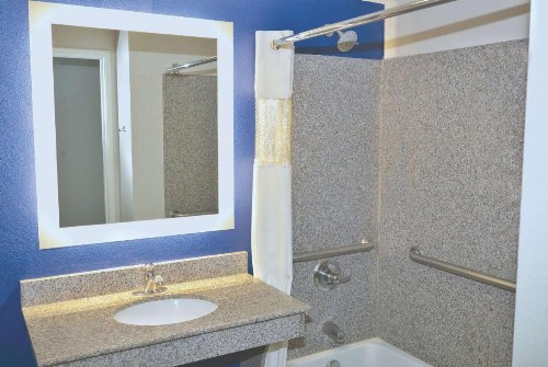 La Quinta by Wyndham NE Long Beach/Cypress - image 5
