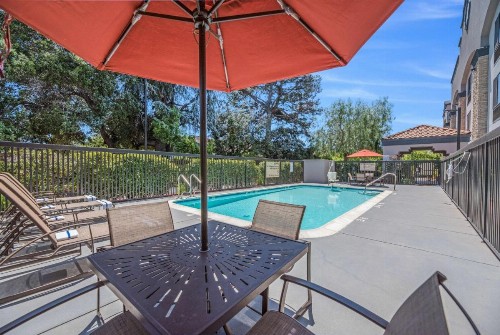 Hampton Inn Oakland-Hayward - image 12