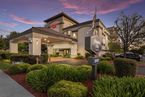 Hampton Inn Oakland-Hayward - image 2