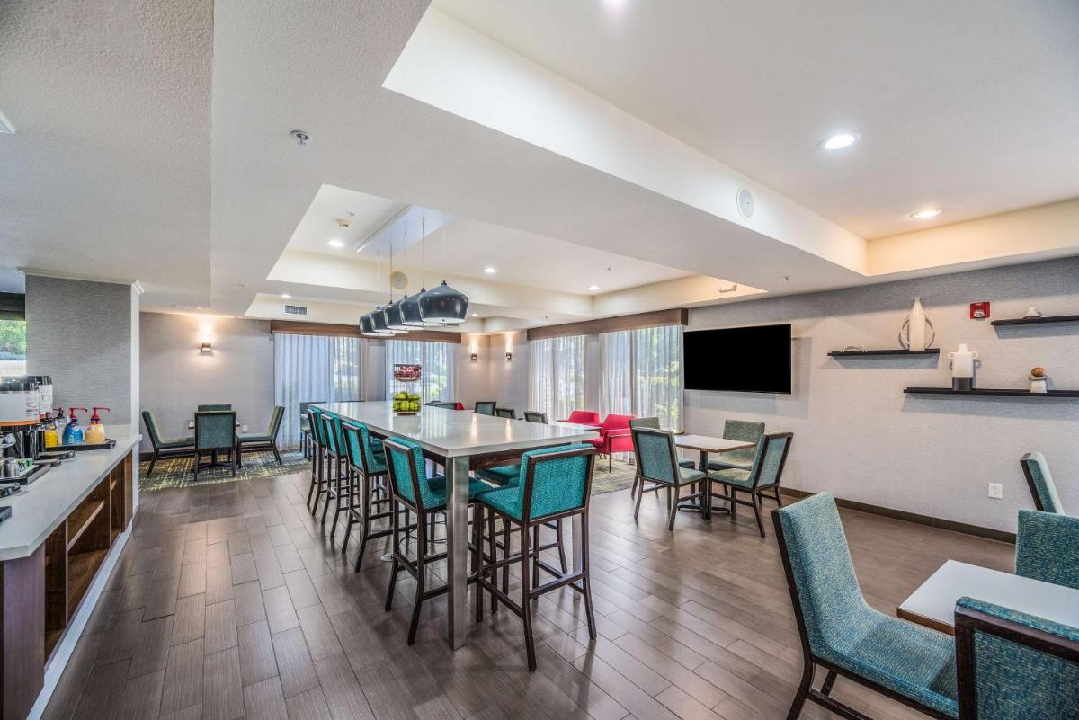 Hampton Inn Oakland-Hayward - image 6