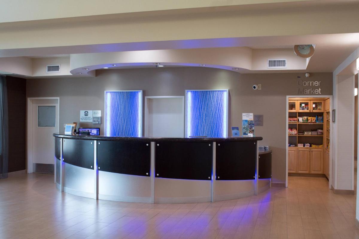 Fairfield Inn & Suites Oakland Hayward - image 3