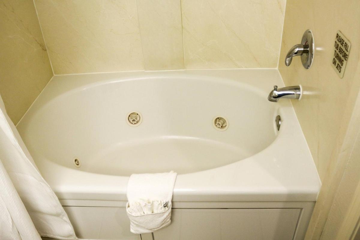 Fairfield Inn & Suites Oakland Hayward - image 6