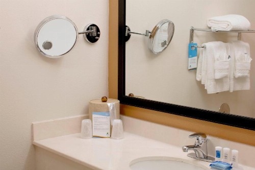 Fairfield Inn & Suites Oakland Hayward - image 8