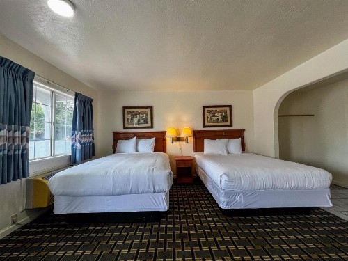 Deluxe Inn - image 11