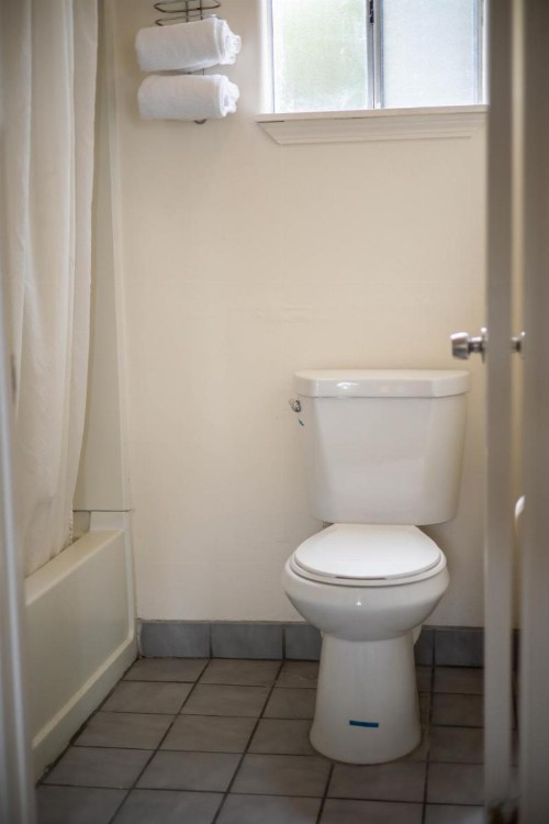 Deluxe Inn - image 14