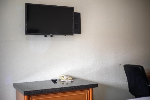Deluxe Inn - image 17