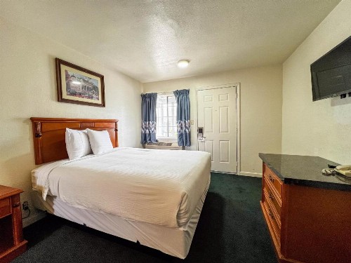 Deluxe Inn - image 18