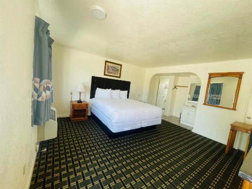 Deluxe Inn - image 19