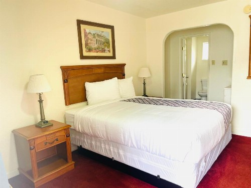 Deluxe Inn - image 2