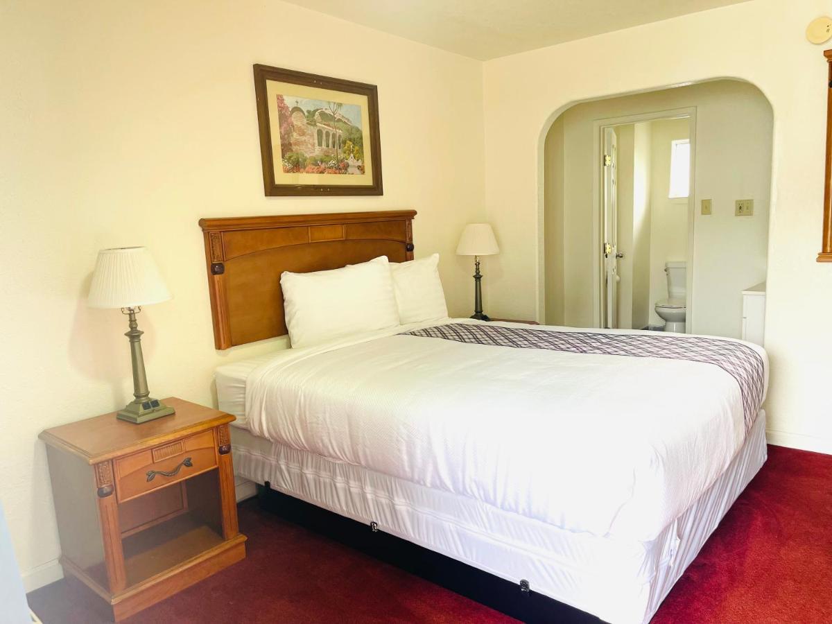 Deluxe Inn - image 2