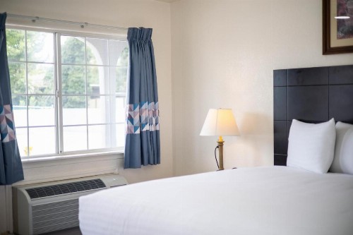 Deluxe Inn - image 22