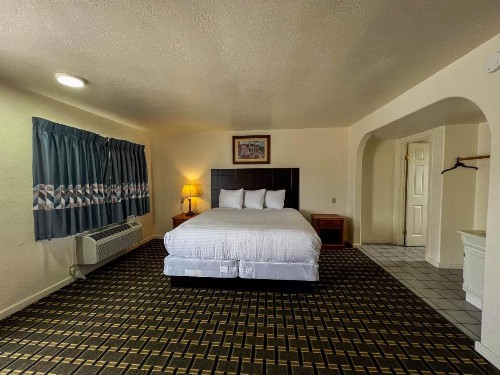 Deluxe Inn - image 24