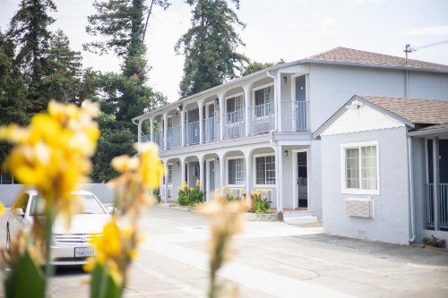 Deluxe Inn - image 3