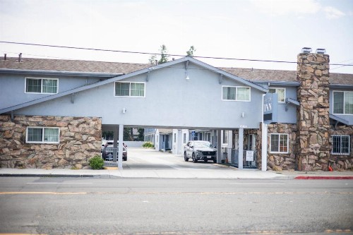 Deluxe Inn - image 5