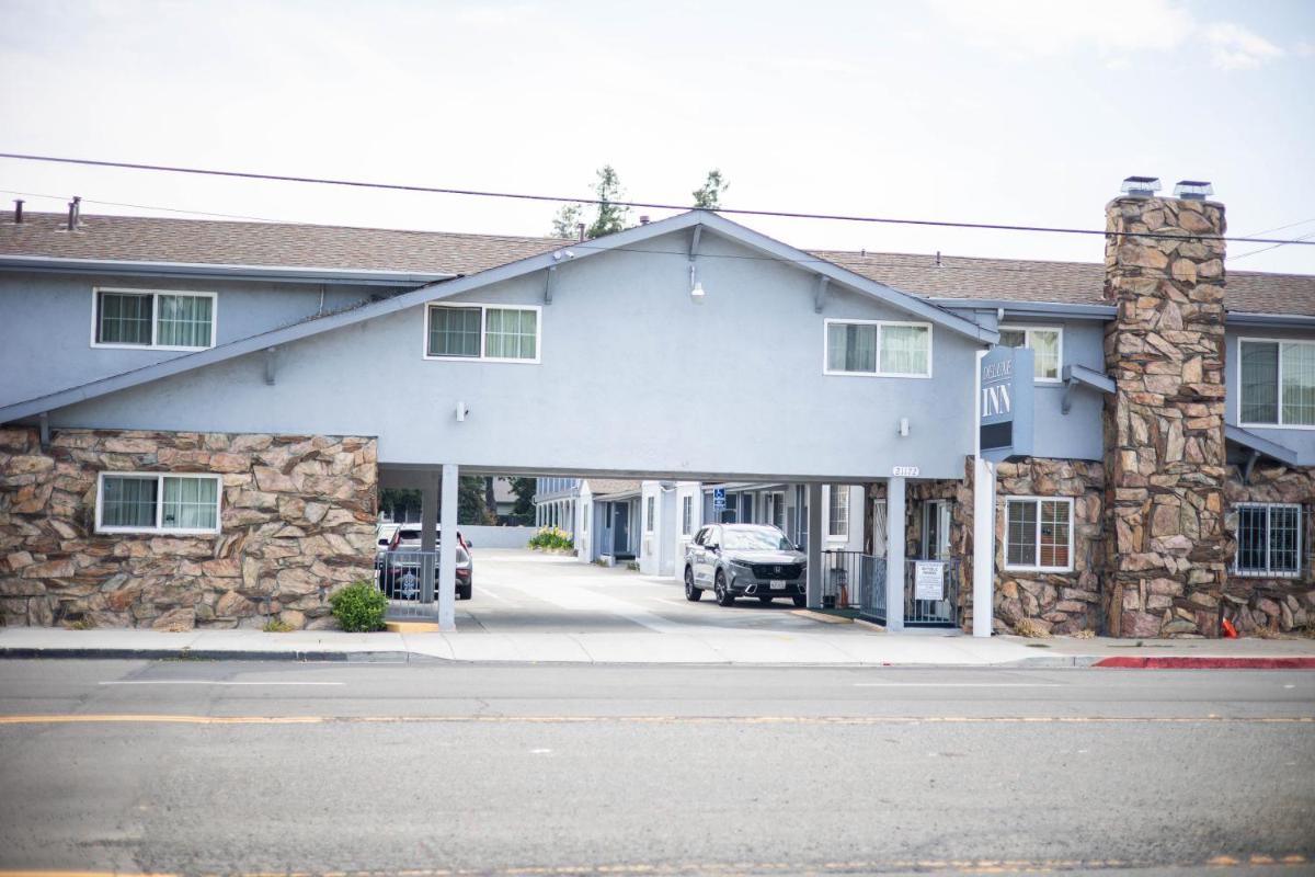 Deluxe Inn - image 5