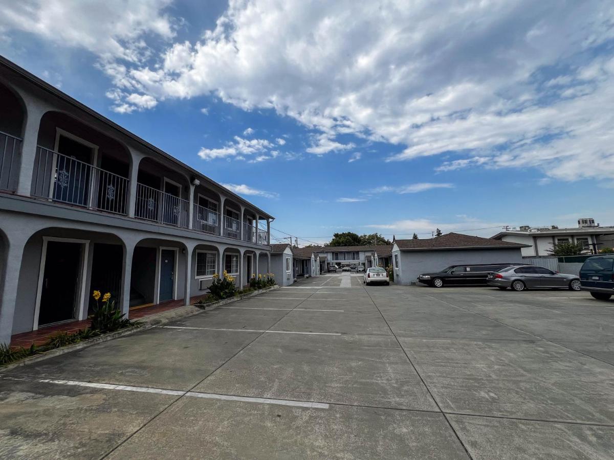 Deluxe Inn - image 6