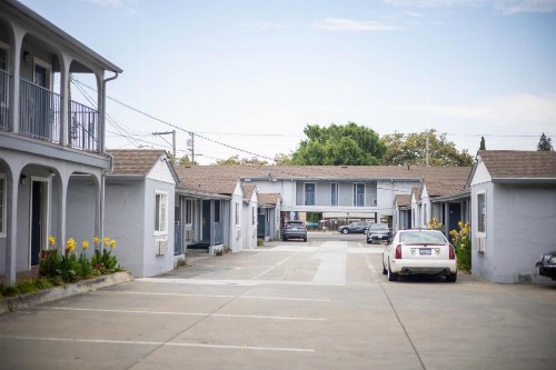 Deluxe Inn - image 8