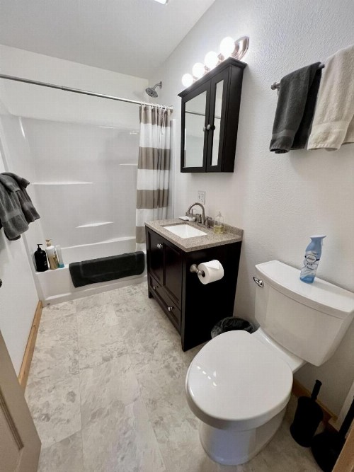 Denali 2-King Bedrooms each with own Private Bathroom. Full Kitchen and Amentities! - image 6
