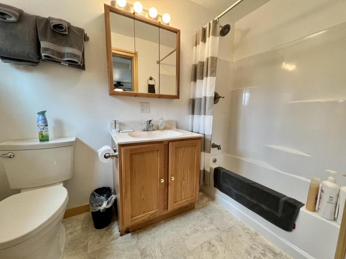 Denali 2-King Bedrooms each with own Private Bathroom. Full Kitchen and Amentities! - image 7