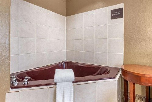 Holiday Inn Express and Suites Newark Heath - image 2